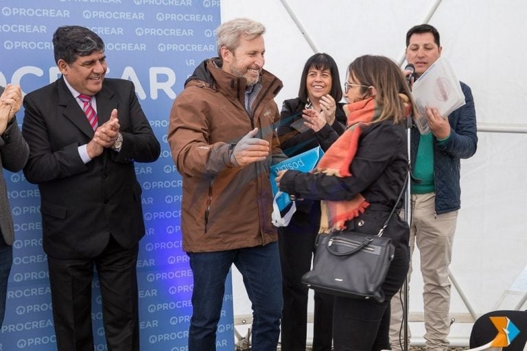 Frigerio entregó viviendas en Ushuaia