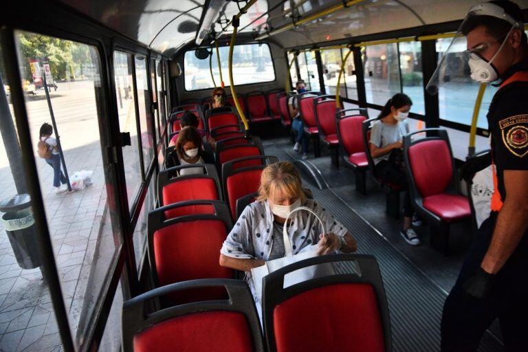 Trabajadores de la salud podrán seguir viajando gratis en el transporte público.