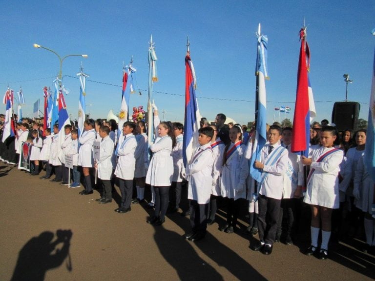 Nadie faltó a la multitudinaria demostración que se realizó en Garupá para celebrar el Día de la Independencia. (MisionesOnline)