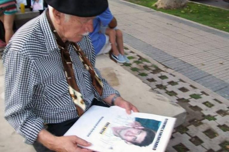 Don Roque esperando en la plaza a su hijo Abel.