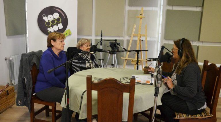 Las integrantes de la Cooperadora del Hospital en La 100 Santa Rosa (Vía Santa Rosa)