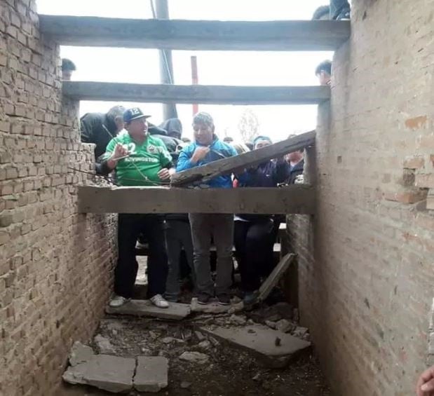 Dos jóvenes resultaron heridas al derrumbarse una tribuna del club Defensores del Chaco. (Foto: Primera Línea)