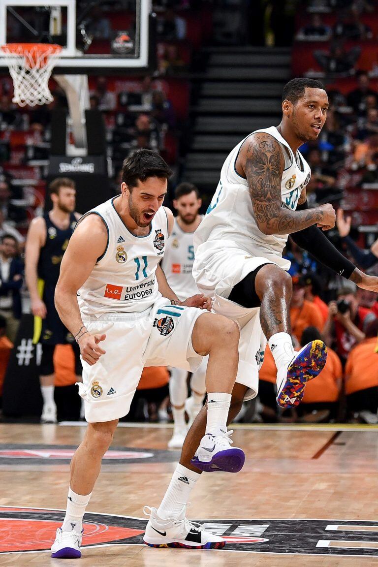 Trey Thompkins con Facundo Campazzo. (AFP)