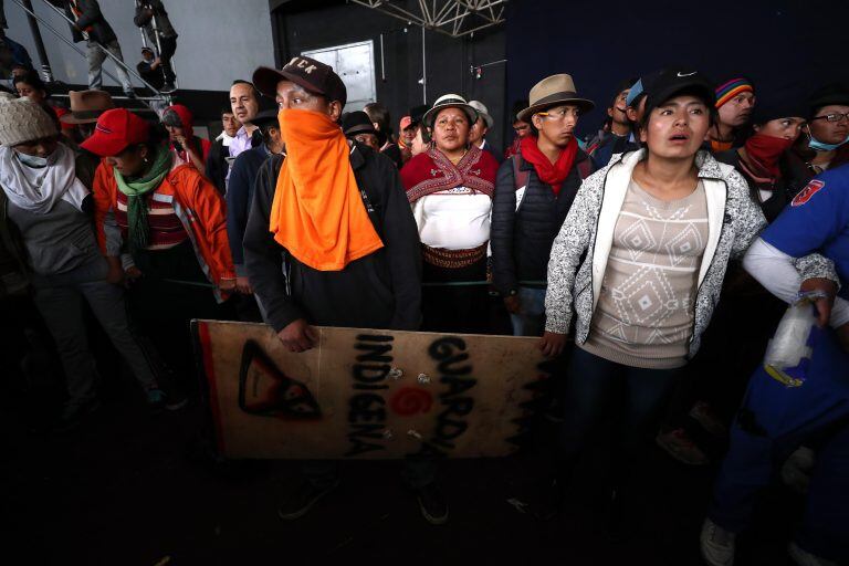 J Indígenas participan en una concentración este jueves en la Casa Cultural de Quito. (EFE)