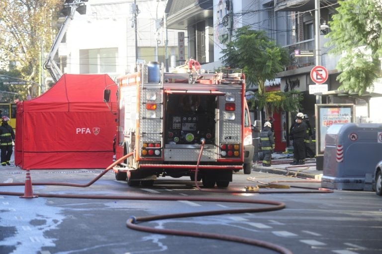 Peritajes en la perfumería "Pigmento" del barrio porteño de Villa Crespo, donde dos bomberos murieron mientras combatían un incendio. (Clarín)