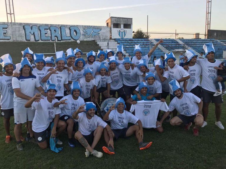 Lucas Bazán junto contodo el plantel festejando el campeonato (Facebook/Club Atlético Argentino de Merlo oficial)