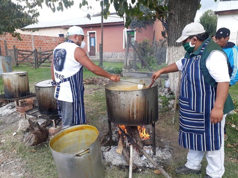 Locro solidario por el Día del Trabajador en Campo Quijano (Facebook La Llave del Portal)