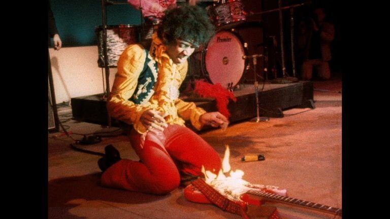 JIMI HENDRIX INCENDIÓ EN UN SHOW SU GUITARRA MÍTICA.