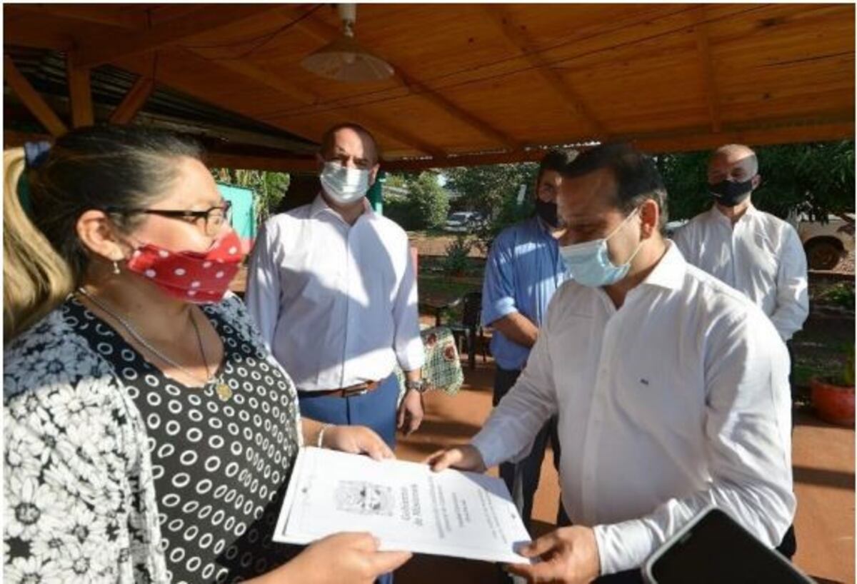 El gobernador entrego títulos de propiedad en San Ignacio