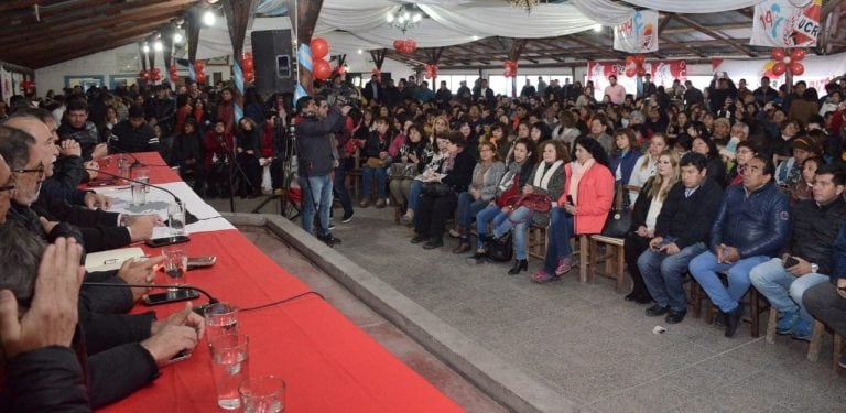 Dirigentes, funcionarios, legisladores y militantes, en el plenario radical que se realiza en Bajo La Viña.