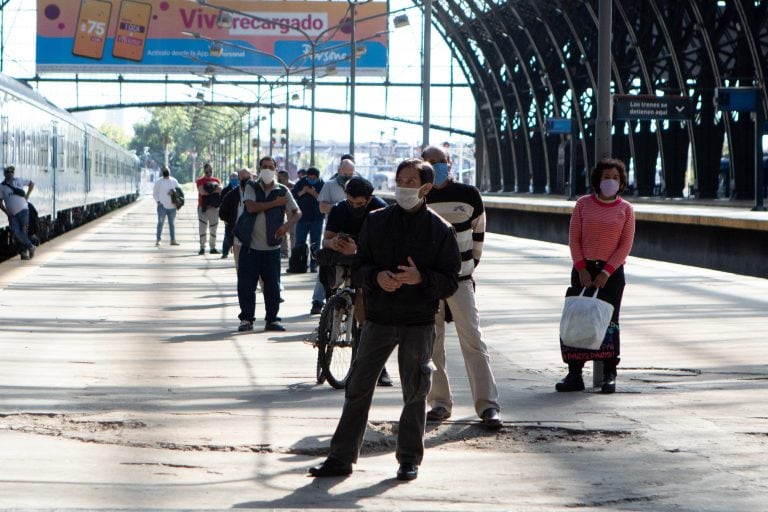 29/04/2020 29 April 2020, Argentina, Buenos Aires: People wear face masks as they queue at Retiro railway station to make the coronavirus tests. Photo: Paula Acunzo/ZUMA Wire/dpa POLITICA INTERNACIONAL Paula Acunzo/ZUMA Wire/dpa