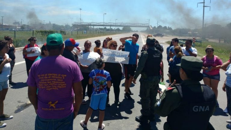 Protesta en ruta 19 por el asesinatode una mujer en barrio barrio Ciudad Mi Esperanza.