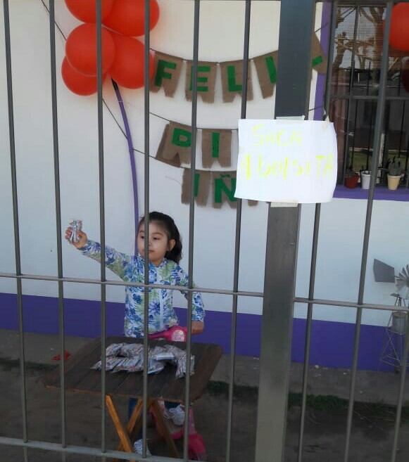 Sofía, nieta de Graciela, este domingo, entregando dulces.
Crédito: Vía Gualeguaychú