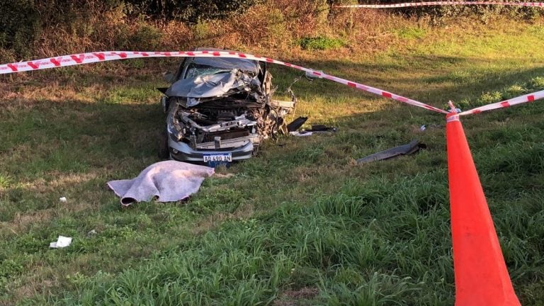 Siniestro vial entre un auto y un camión en la ruta A012. (@anoticiados)