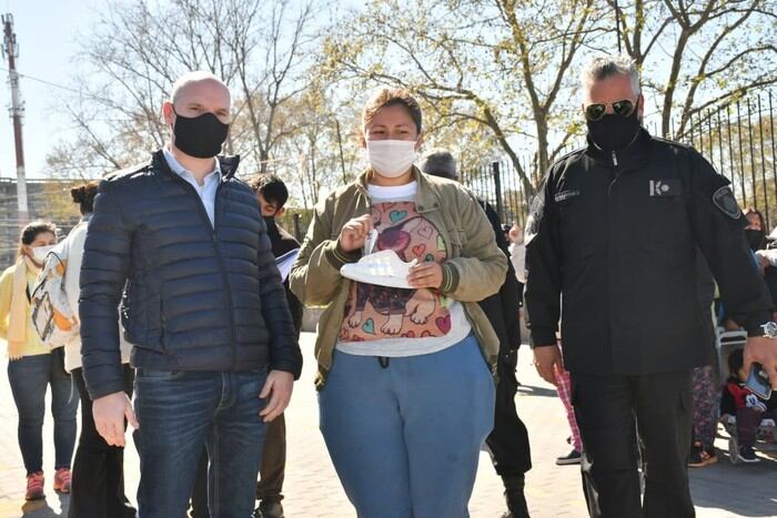 Entrega de ropa y calzado en Barrio 31. (GCBA)