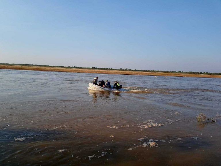 Búsqueda desesperada de un pescador de 16 años que cayó al Bermejo. (Policía de Salta)