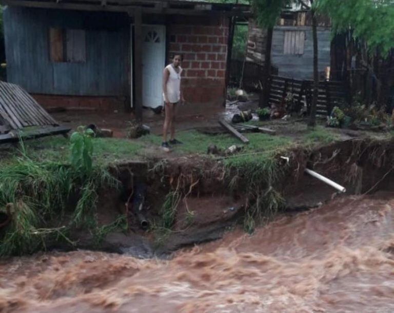 El desborde de arroyos dejó aislada a una mujer. (Foto: El Territorio).