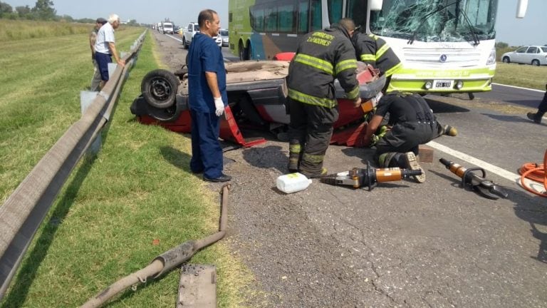 Terrible choque en Autopista a Santa Fe con un herido trasladado en helicóptero (@emergenciasAR)