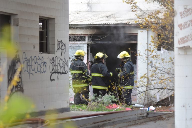 El fuego se propagó cerca de las 9:45 horas de esta mañana. Fotos: Gonzalo Maldonado.