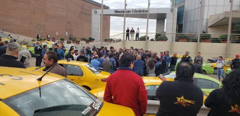 Protesta de taxis y remises.