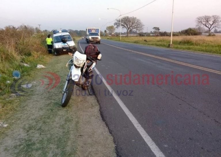 Un motociclista resultó herido al chocar contra un cerdo. (Foto: Radio Sudamericana)