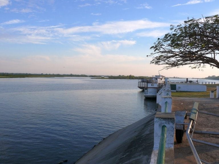 El río Corriente no puede unirse con el Paraná, se secó el punto de encuentro por la bajante histórica.