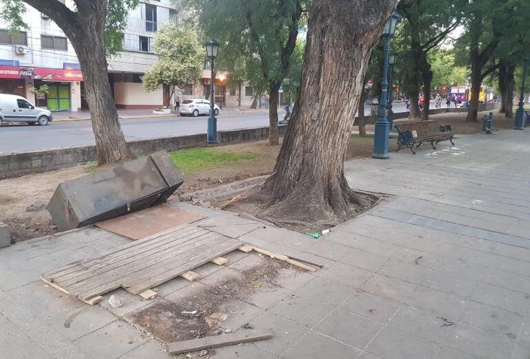 No están más los puestos de los artesano en Plaza Indenpendencia.