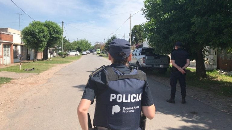 El hombre salió en compañía de dos jefes policiales en un patrullero (web).