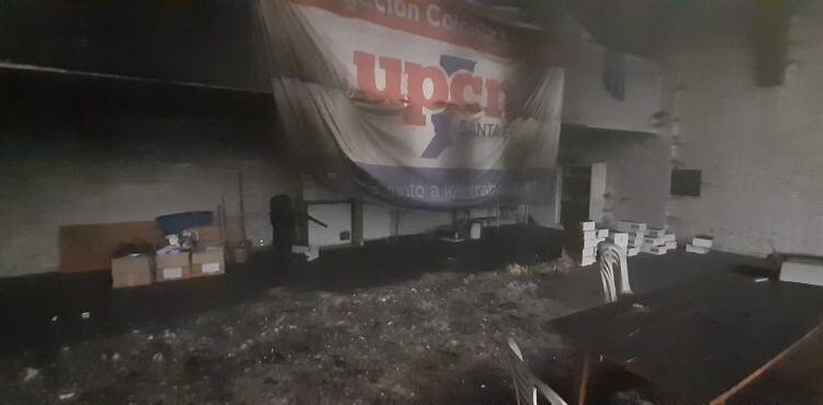 Los bomberos consiguieron sofocar el fuego a la mañana. (UPCN Santa Fe)