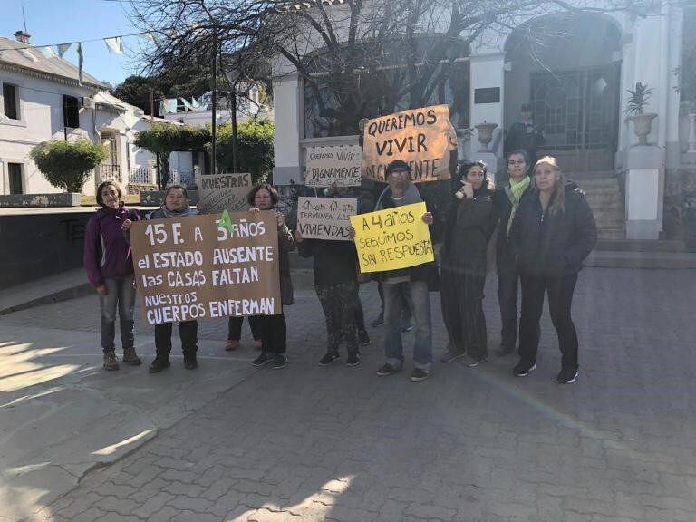 Vecinos de Sierras Chicas reclaman la entrega de viviendas.