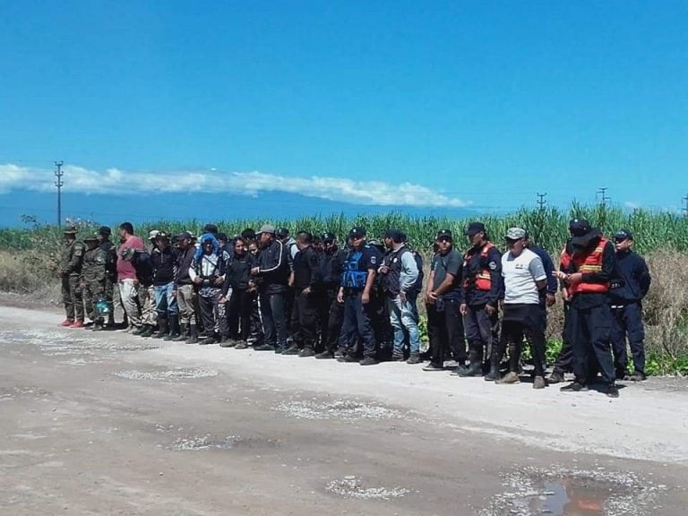 Efectivos policiales y personal de Defensa Civil que participan desde el viernes en el operativo.