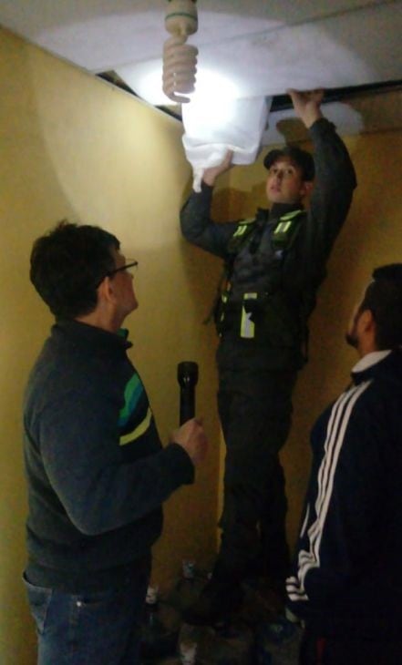 Imagen archivo. Agente de Gendarmería encontró en el cielo raso parte del dinero secuestrado.