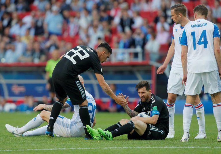 Pavón consolando a Messi