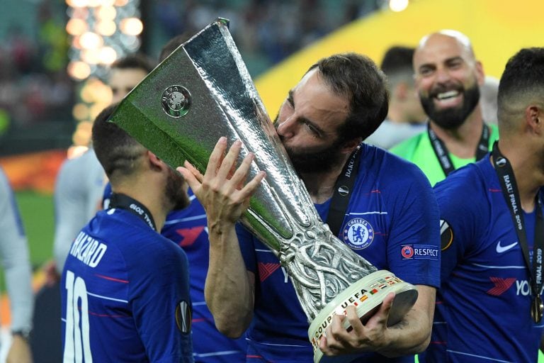 Gonzalo Higuain con el trofeo de la Europa League en sus manos, luego de la consagración del Chelsea (Foto: AFP).