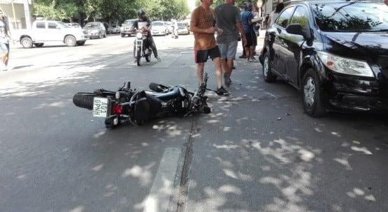 La moto quedó en medio de la calle.