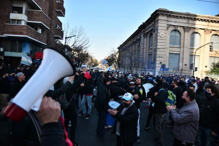 La protesta se hizo sentir en las calles céntricas y hubo un fuerte operativo policial.