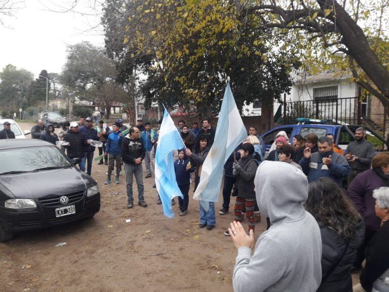 Vecino autoconvocados  frente a la sede de la Comuna de Villa Los Aromos.