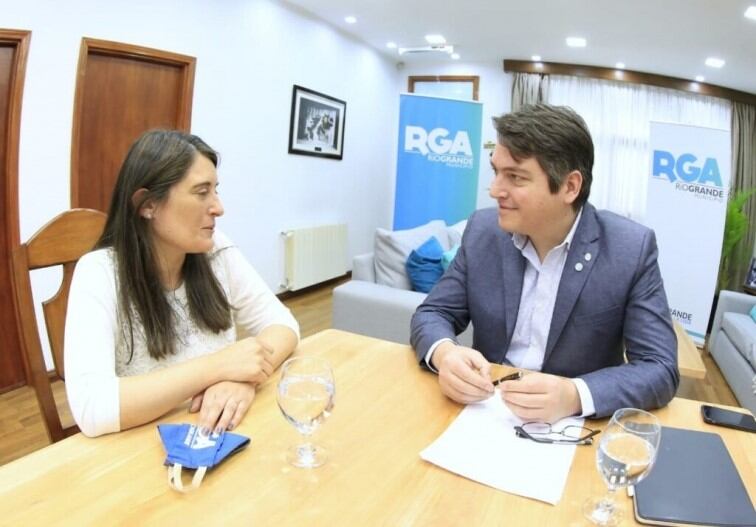 Secretaria de Salud, María Eugenia Cóccaro junto al Intendente Martín Pérez.