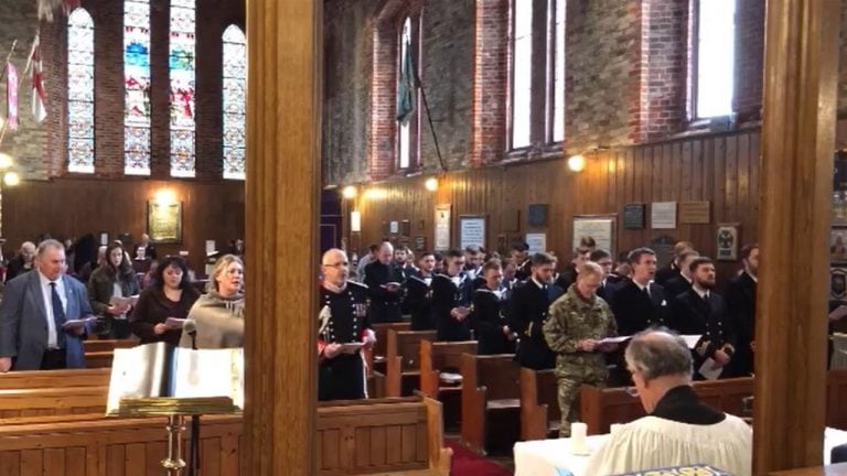 Servicio religioso en la Catedral de la Iglesia de Cristo - Puerto Argentino.