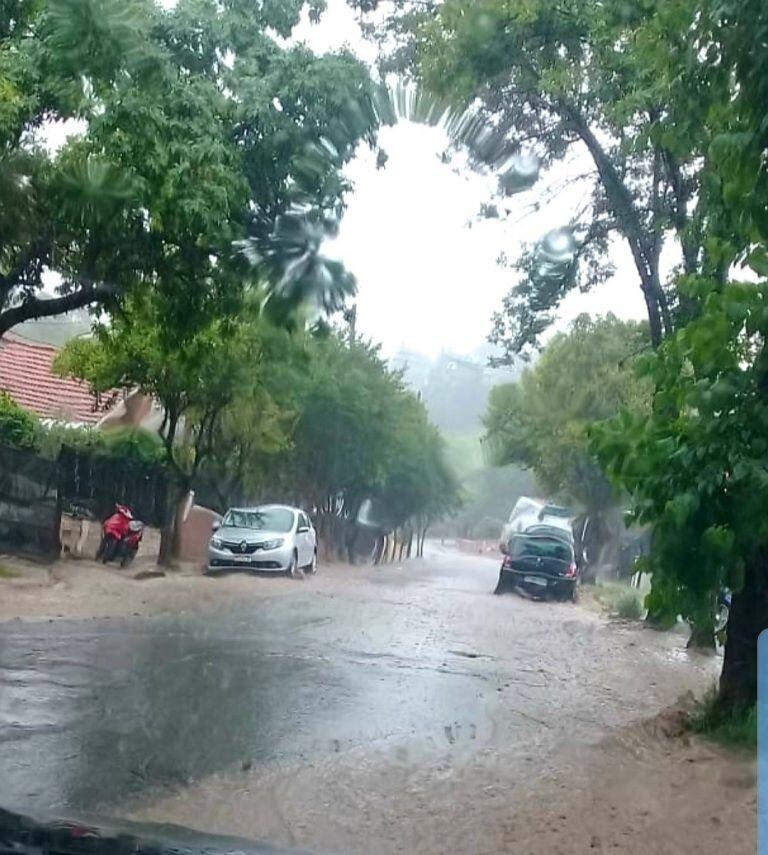 Así sorprendió a transeúntes la lluvia en Carlos Paz desde la siesta de este martes.