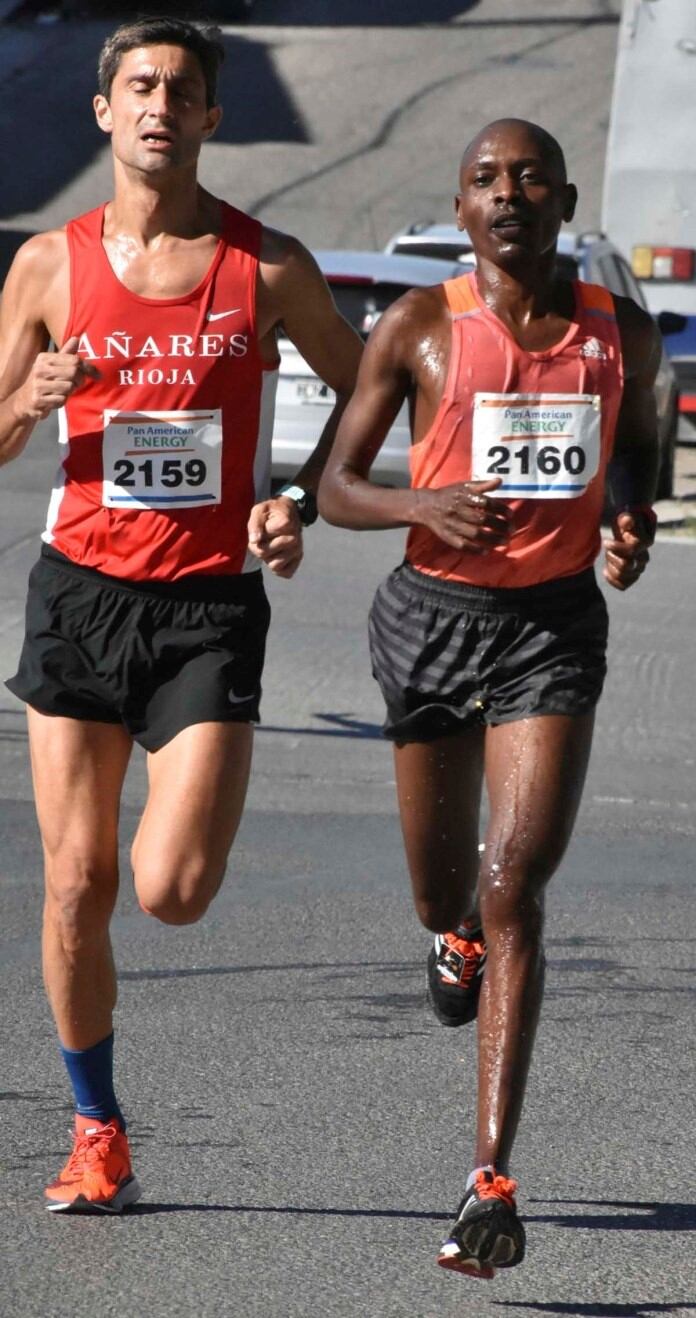 El español Imanol Cruz
Mateos y Julius Rono,
luchando codo a codo.