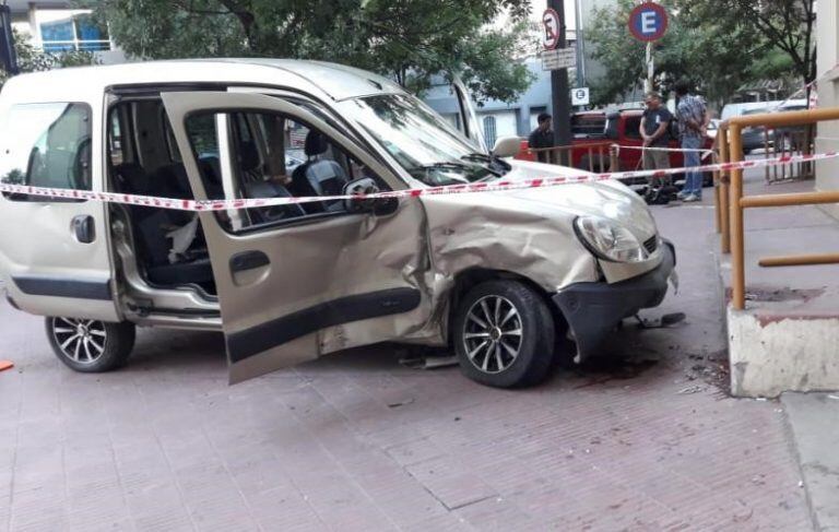 Sobre esa escalinata estaba sentada Beatriz al momento de ser impactada por la Renault Kangoo fuera de control.