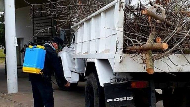 Ante de llevar los troncos y las ramas desinfectan el camión para cuidar a los internos del coronavirus.