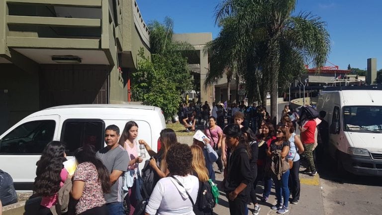 Interminables colas para activar las tarjetas del Boleto Educativo Gratuito en la vieja Terminal de Ómnibus de Córdoba.