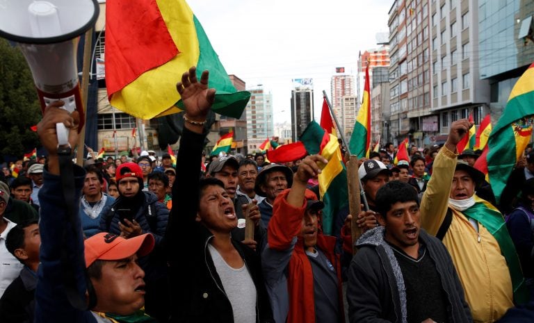 Un grupo de vecinos de La Paz se reunió ayer en una céntrica plaza de la ciudad para hacer una vigilia en memoria de los dos fallecidos en los conflictos posteriores a las elecciones.(AP Photo/Juan Karita)