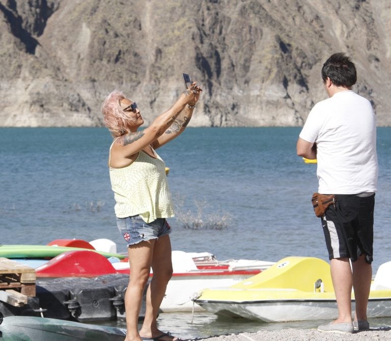 Los turistas aprovechan el paisaje sanjuanino para tomarse fotos.