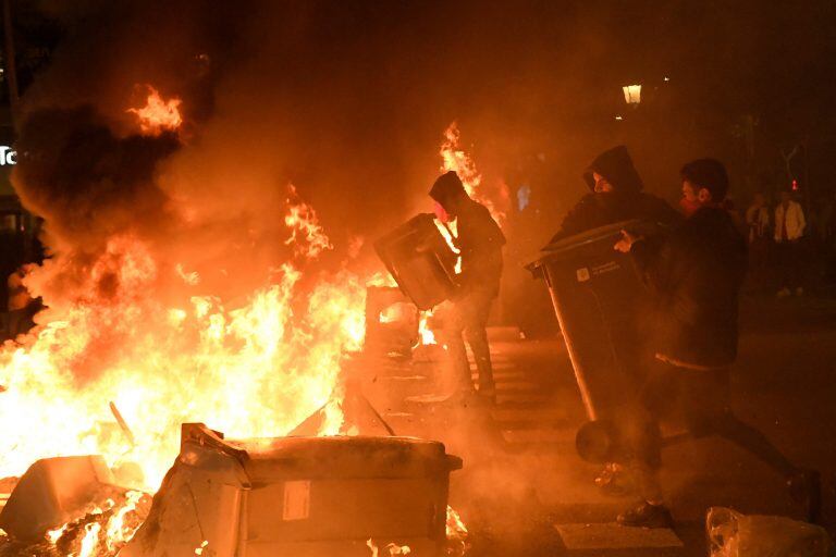 Fuego durante las protestas en Barcelona (Foto: Lluis Gene/AFP)