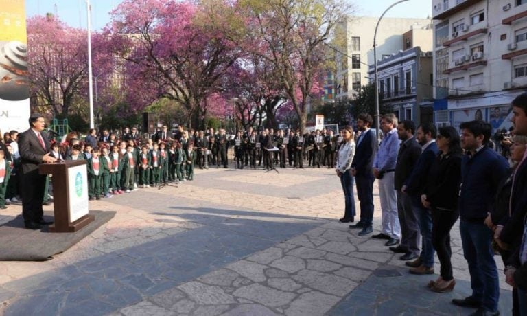 Capitanich encabezó el acto por el Día del Maestro en Resistencia. (Foto: @jmcapitanich)