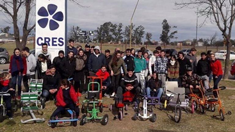 Alumnos de Diseño Industrial de la Universidad de Villa María que cursan en San Francisco fabricaron estos "autitos hospitalarios".