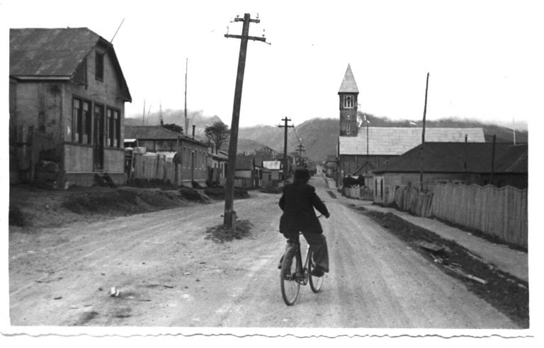 Pasado y presente de Ushuaia.
Fotos: Vía Ushuaia - Archivo histórico Municipalidad de Ushuaia.